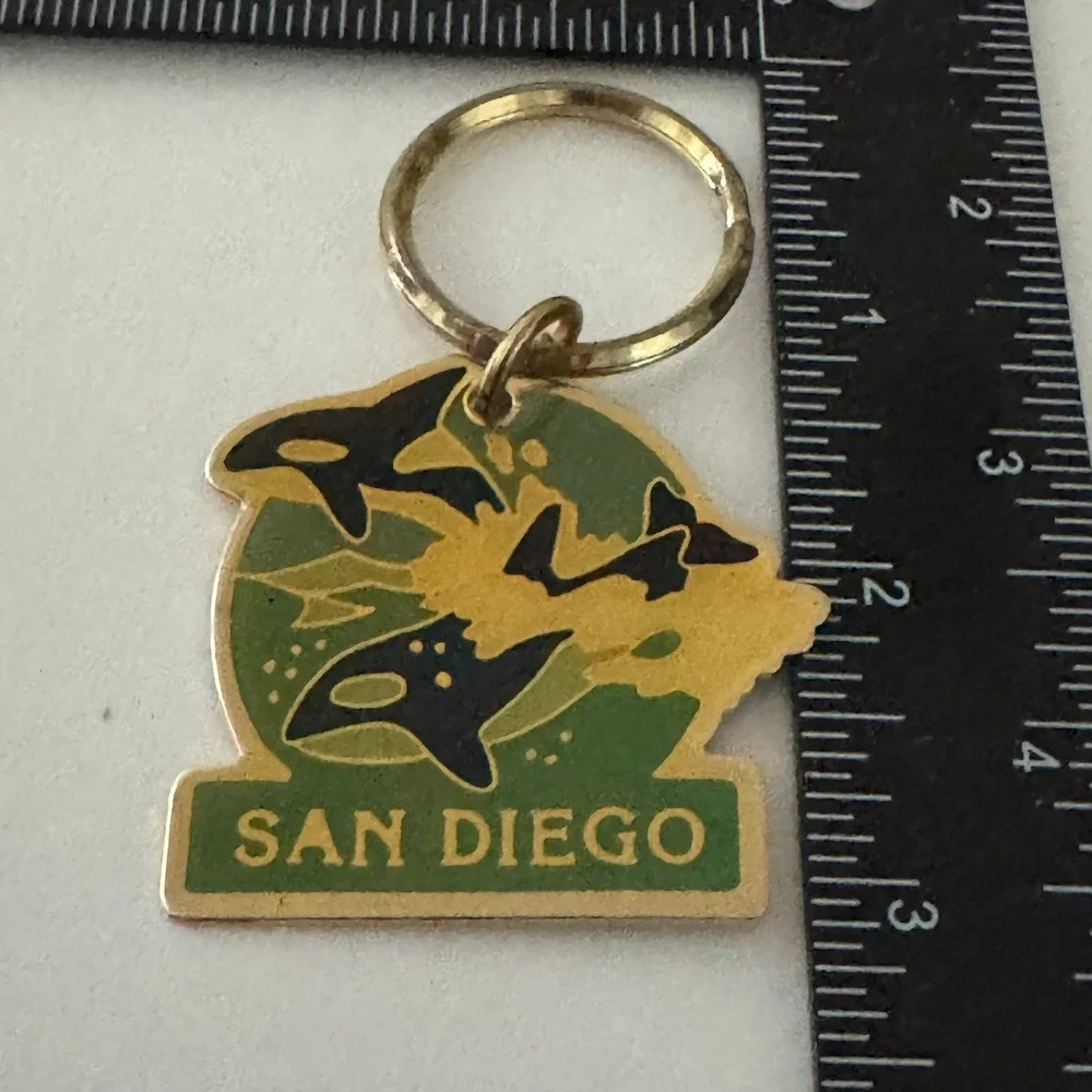 San Diego Orca Whale‎ Keychain Souvenir Gold Tone Enamel Metal